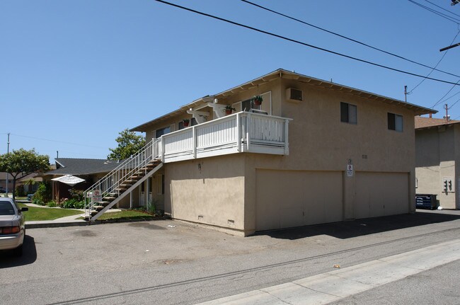 7601 Amazon Dr in Huntington Beach, CA - Foto de edificio - Building Photo