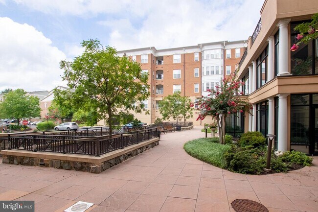 10328 Sager Ave-Unit -209 in Fairfax, VA - Building Photo - Building Photo