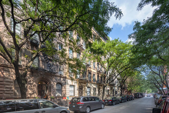 211 W 80th St in New York, NY - Foto de edificio - Primary Photo