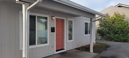 241 NE School St in Grants Pass, OR - Building Photo - Building Photo