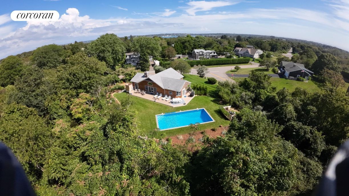 27 S Fulton Dr in Montauk, NY - Building Photo