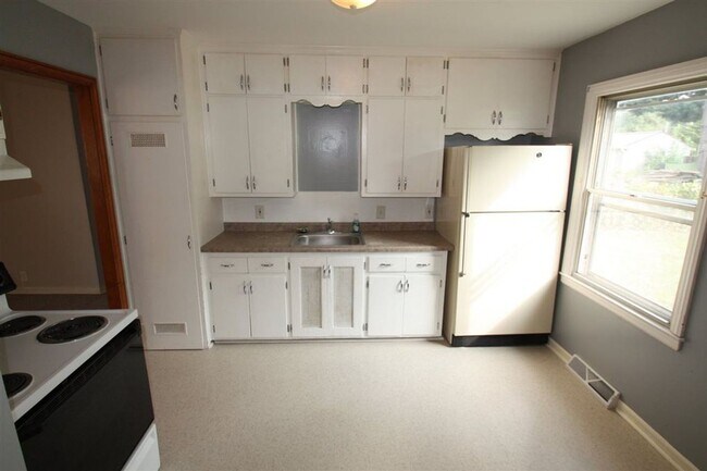 1252 Ackermant St in Waterloo, IA - Building Photo - Building Photo