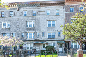 694 Eastern Pky in Brooklyn, NY - Foto de edificio - Building Photo