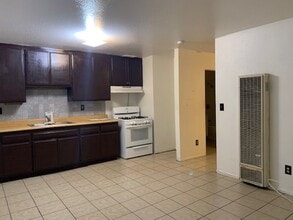 220 N Hagar St, Unit D in San Fernando, CA - Building Photo - Building Photo