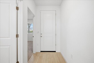 10112 Yanna Wy in Elk Grove, CA - Foto de edificio - Building Photo