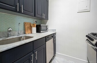 230 E 10th St in New York, NY - Building Photo - Building Photo