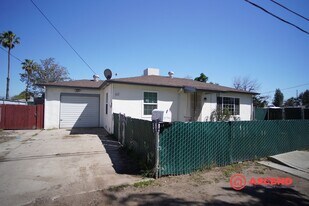 617 Hood Dr in Bakersfield, CA - Building Photo