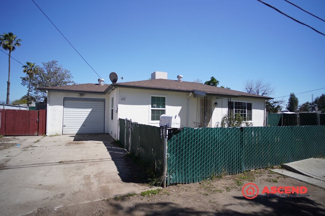 617 Hood Dr in Bakersfield, CA - Building Photo