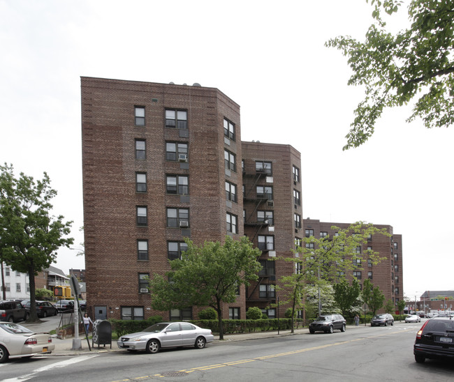 39-20 Greenpoint Ave in Sunnyside, NY - Foto de edificio - Building Photo