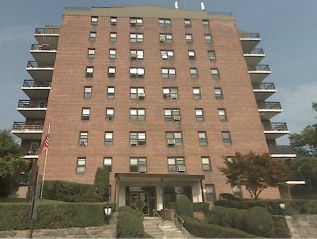 Drake Manor in New Rochelle, NY - Building Photo - Building Photo