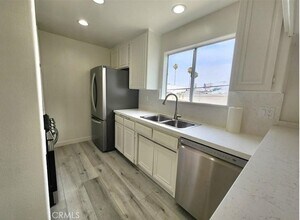 14631 Dickens St in Los Angeles, CA - Foto de edificio - Building Photo