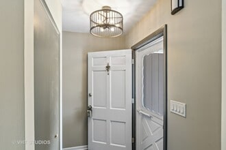 92 Circle Dr W in Montgomery, IL - Building Photo - Building Photo