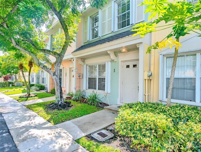 69 Simonton Cir in Weston, FL - Building Photo - Building Photo