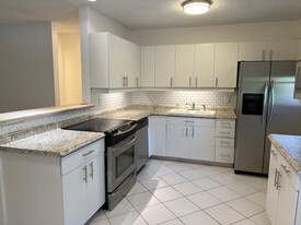 220 NE 18th Ave, Unit 2 in Pompano Beach, FL - Building Photo