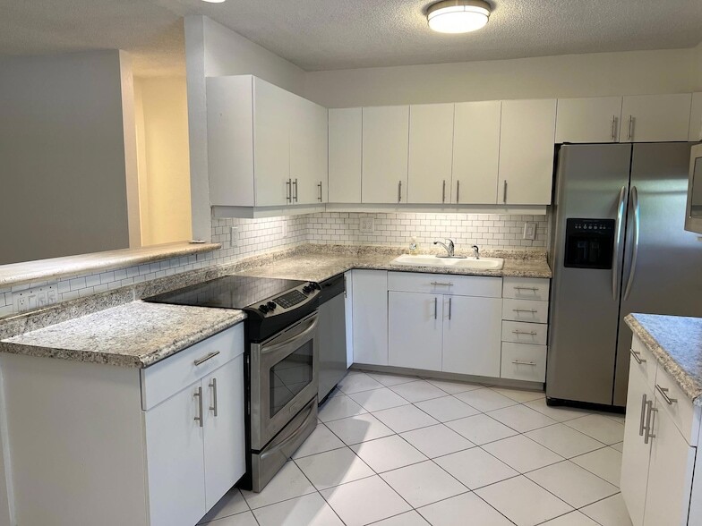 220 NE 18th Ave, Unit 2 in Pompano Beach, FL - Building Photo