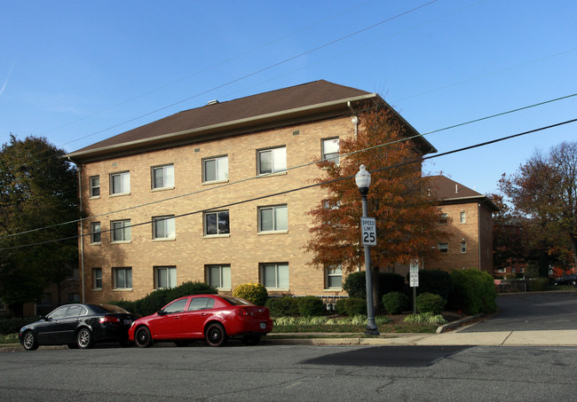 Leckey Gardens in Arlington, VA - Building Photo - Building Photo