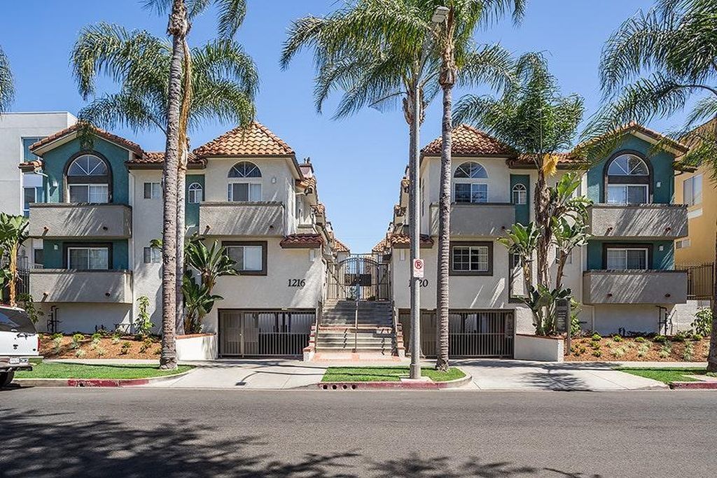 Moanco Apartments in Los Angeles, CA - Building Photo