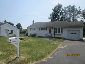 33 Krug Ct in Albany, NY - Building Photo - Building Photo