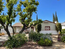 6461 Gaviota Ave in Lake Balboa, CA - Building Photo
