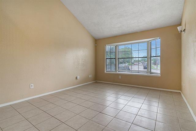 10359 Chelmsford Dr in Dallas, TX - Building Photo - Building Photo