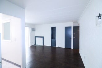 2323 Beechmont Ave in Cincinnati, OH - Foto de edificio - Building Photo