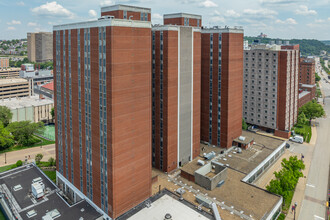 Duquesne Towers in Pittsburgh, PA - Foto de edificio - Building Photo
