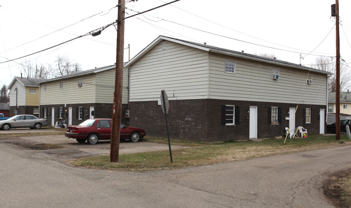 605 Cross St in Belpre, OH - Building Photo