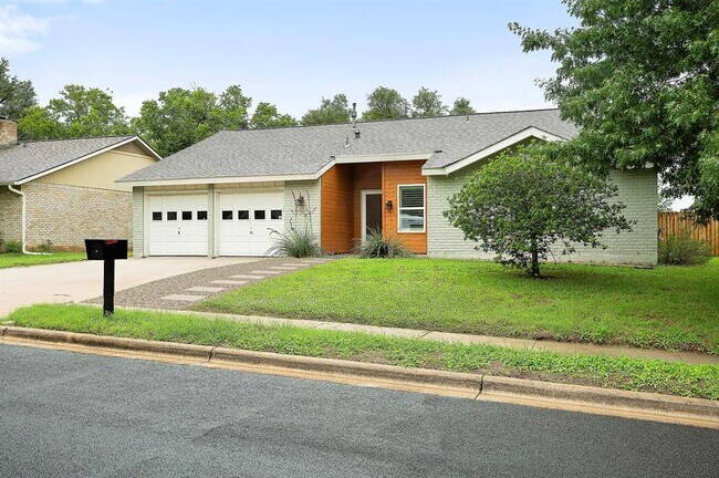 2513 Broken Oak Dr in Austin, TX - Building Photo - Building Photo