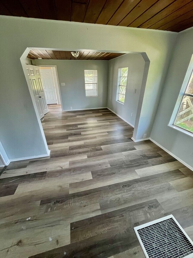 property at 613 W 8th St