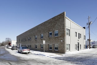 Highland Apartments in Moline, IL - Building Photo - Building Photo