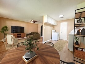 105 Heatonville Dr in Huntsville, TX - Building Photo