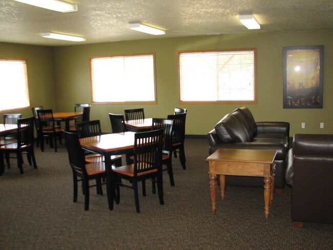 Skyview Apartments in Mountain Home, ID - Foto de edificio - Building Photo