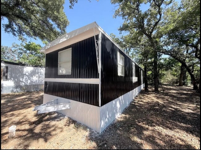 215 Weeks Rd in Cleburne, TX - Foto de edificio - Building Photo