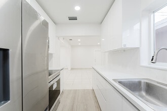 1020 SW 74th Ave in Miami, FL - Building Photo - Building Photo