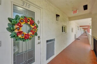 830 S Hollybrook Dr in Pembroke Pines, FL - Building Photo - Building Photo