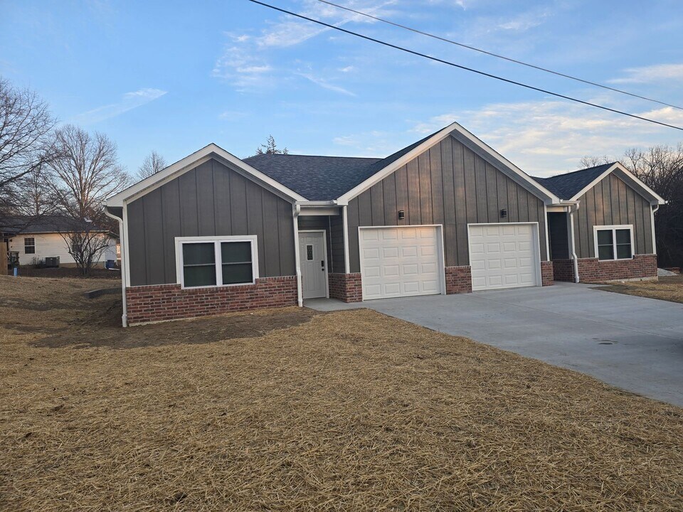 1955 McCutchen Rd in Rolla, MO - Foto de edificio