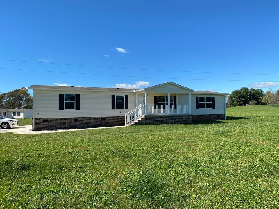 104 Foster Ferry Dr in Statesville, NC - Building Photo