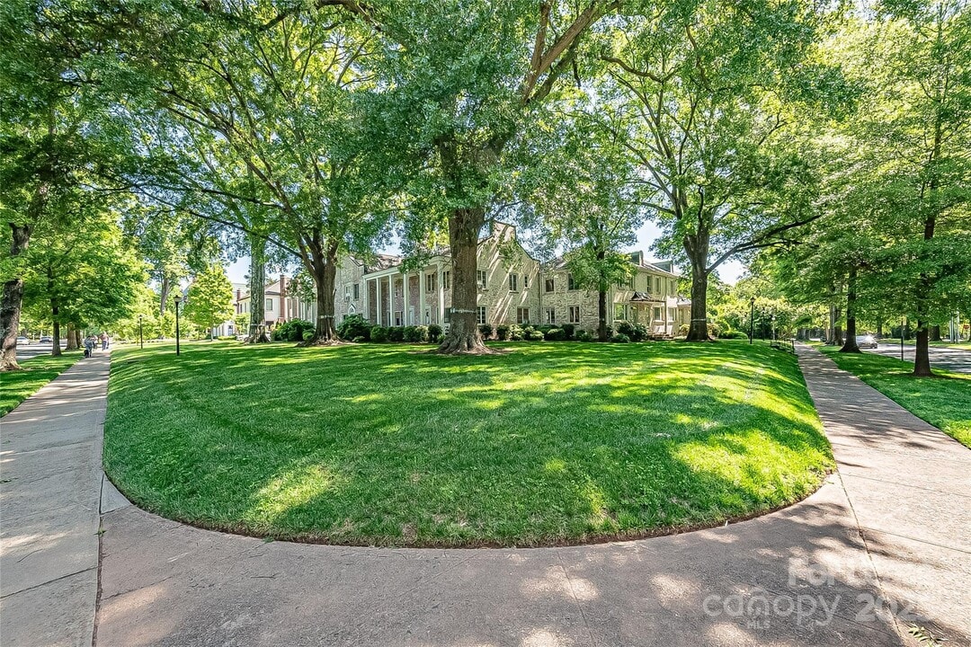 2103 Queens Rd W in Charlotte, NC - Building Photo