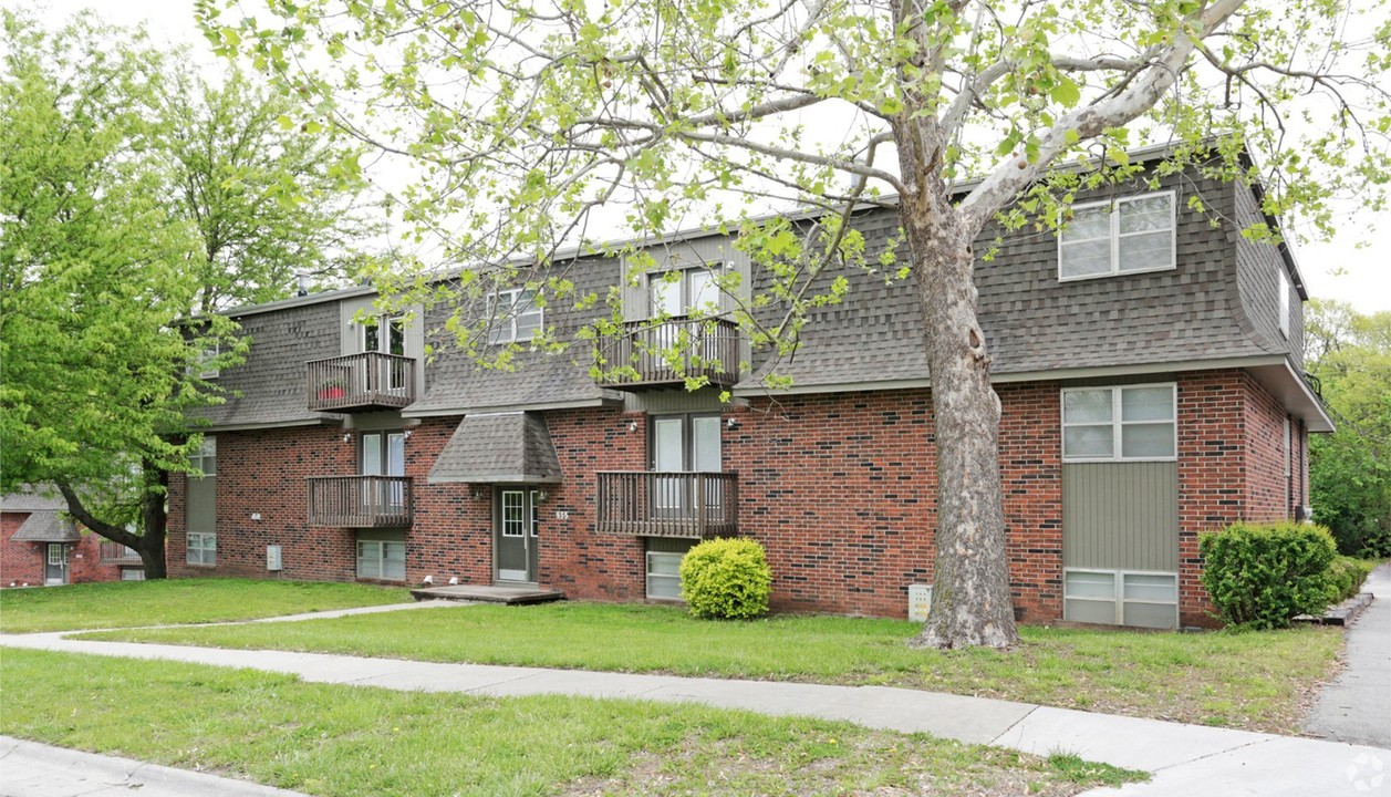 Ashton Place in Junction City, KS - Foto de edificio