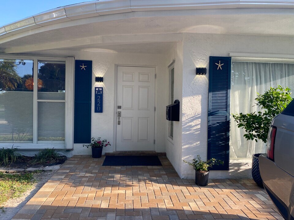 220 SE 9th St in Pompano Beach, FL - Building Photo