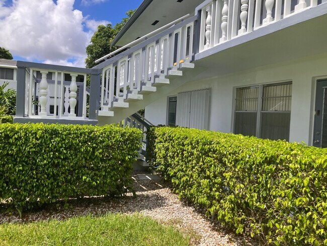 71 Cambridge D in West Palm Beach, FL - Building Photo - Building Photo