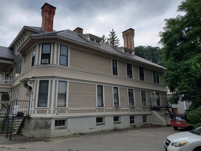 2 Main St in Hinsdale, NH - Foto de edificio - Building Photo