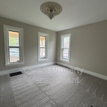 221 Hollister Ave SE in Grand Rapids, MI - Foto de edificio - Building Photo