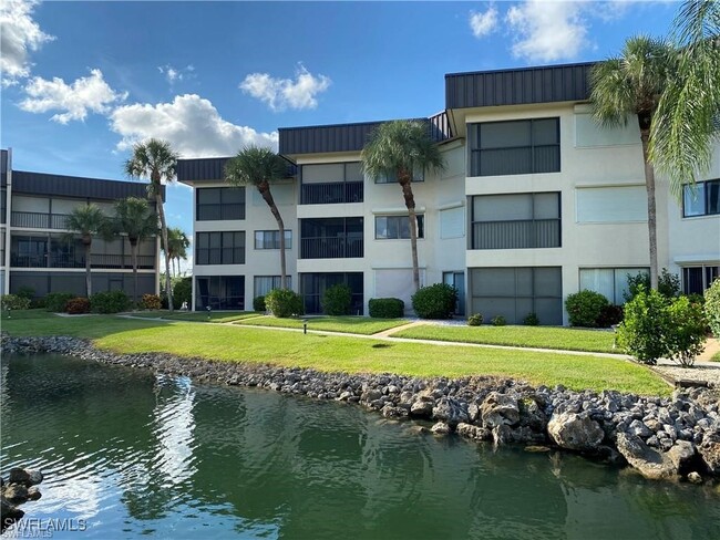 6979 Winkler Rd in Ft. Myers, FL - Foto de edificio - Building Photo