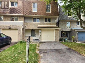 7 Poplar Crescent in Aurora, ON - Building Photo