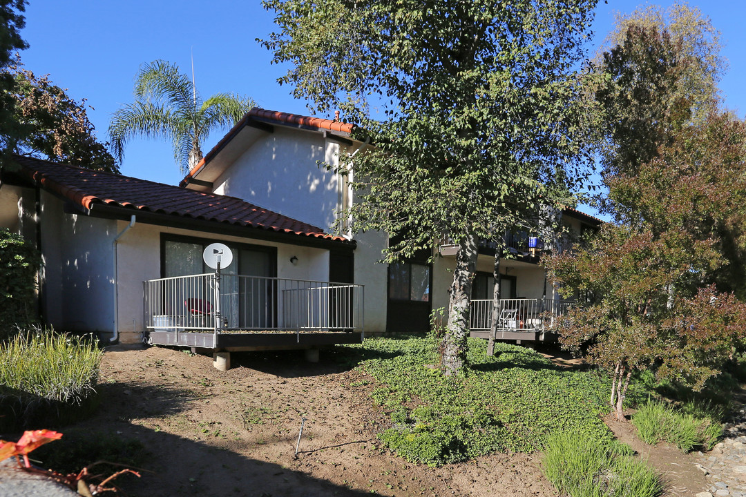 Country Club Creekside in Escondido, CA - Foto de edificio