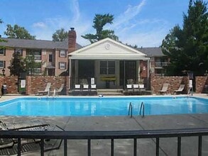 991 Manor Ln, Unit F in Columbus, OH - Foto de edificio - Building Photo