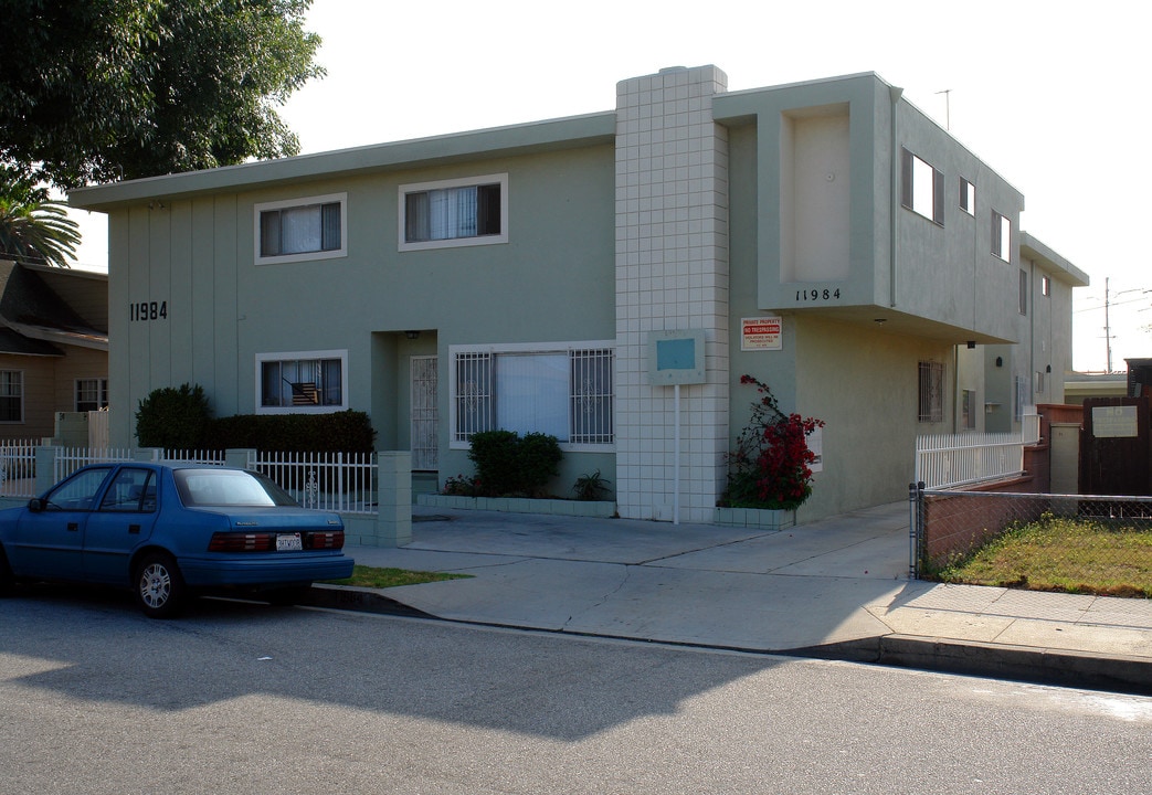 11984 Oxford Ave in Hawthorne, CA - Building Photo