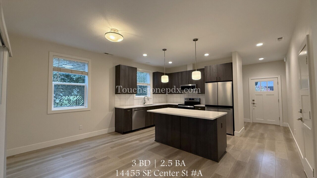 14455 SE Center St in Portland, OR - Building Photo