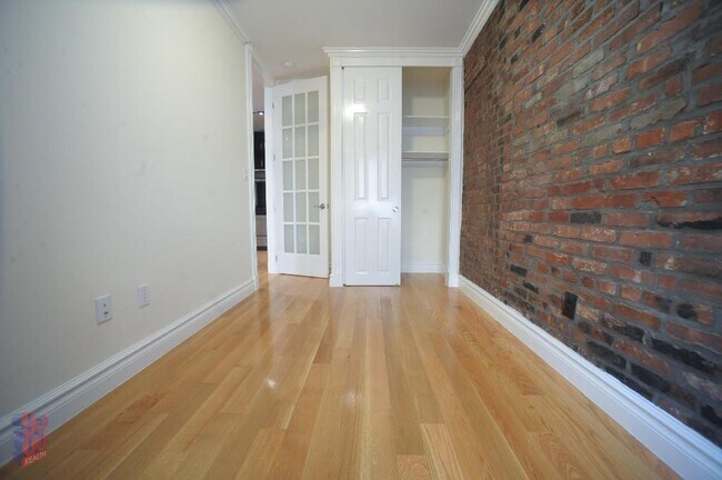 562 Hudson St in New York, NY - Building Photo - Building Photo